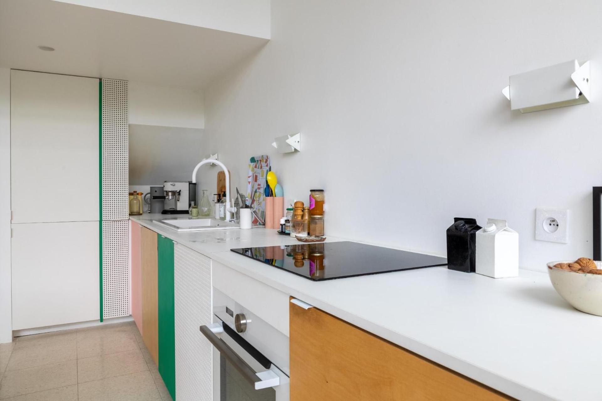 Stylish 2bd With Balcony Belleville