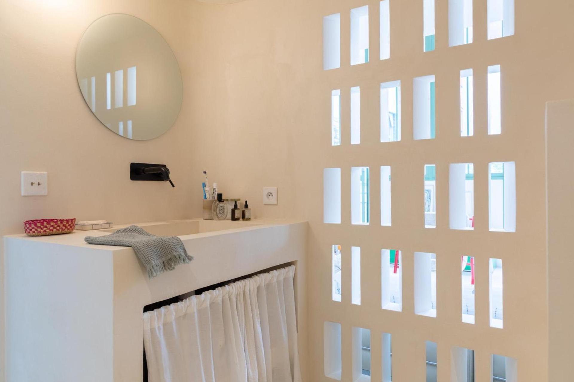 Stylish 2bd With Balcony Belleville *